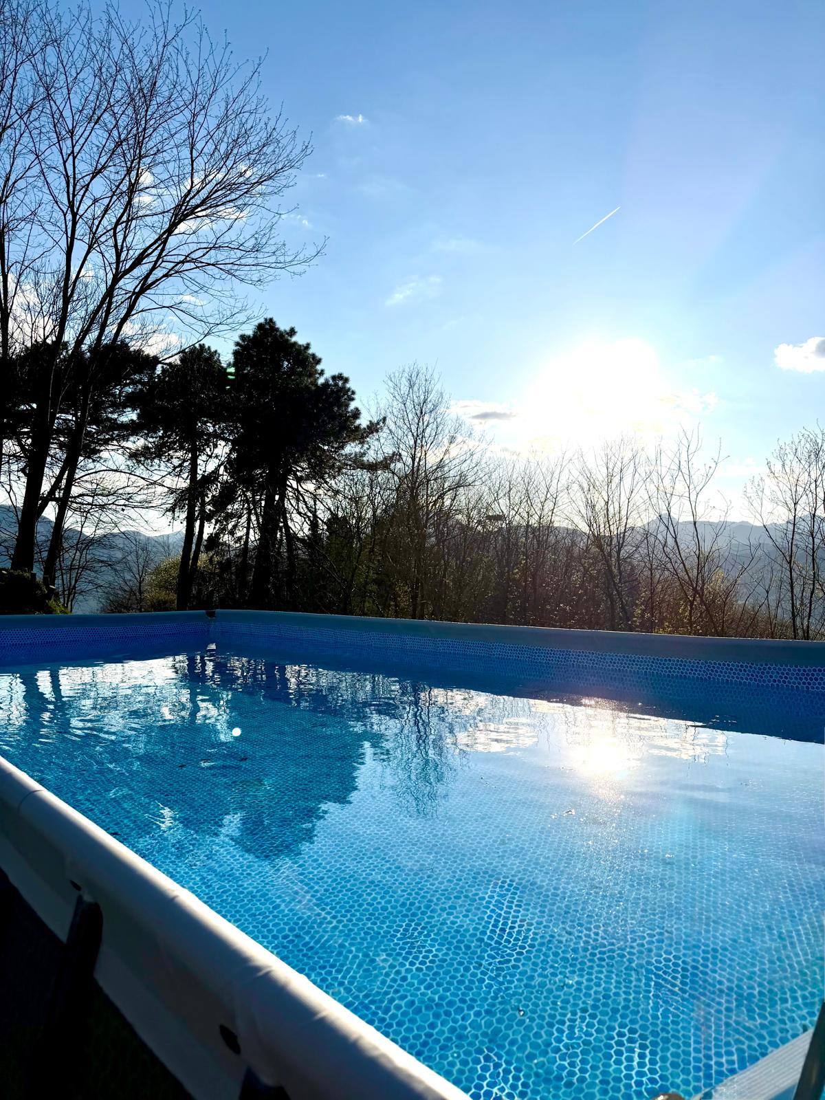 Pool und Lounge-Bereiche